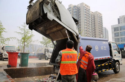 城市環衛與工程保障 壓縮式垃圾車、高空作業車與灑水車的協同作用